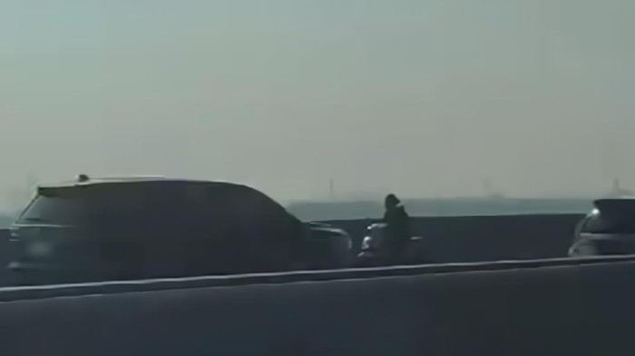Aksi seorang pemotor berkendara melawan arah di Tol Layang MBZ viral di medsos. Pemotor tersebut nekat masuk ke Tol MBZ lantaran menghindari petugas kepolisian. (dok Ist)