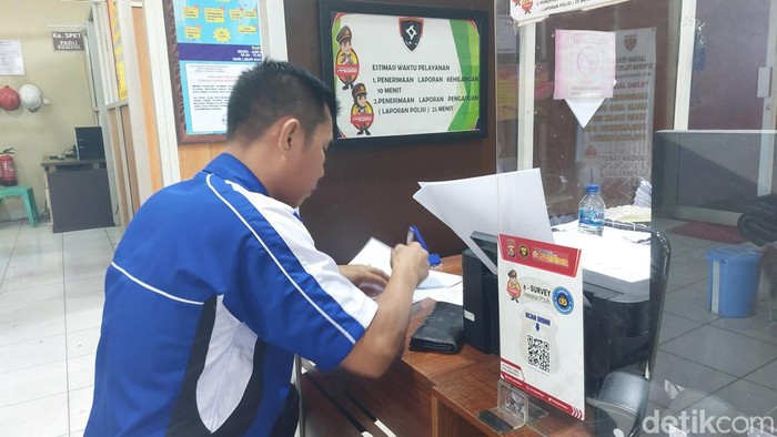 Ali korban penipuan beli sofa di Facebook lapor ke SPKT Polrestabes Palembang.