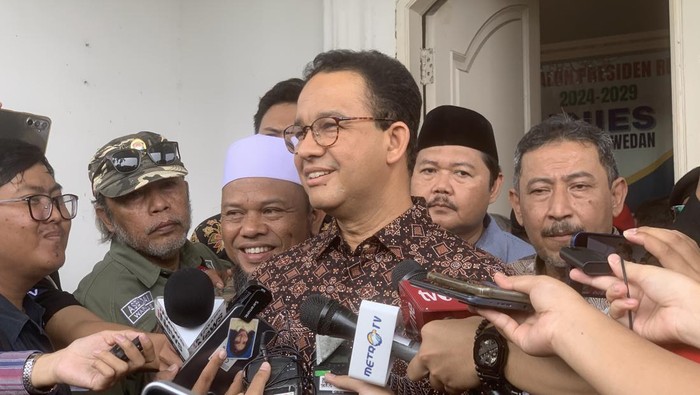 Mantan Gubernur DKI Jakarta, Anies Baswedan, hadir dalam acara Silaturahmi dan Perayaan Hari Raya Idul Adha bersama Masyarakat Peduli Jakarta di kawasan Pekayon, Jakarta Selatan. Bertemu warga, Anies menceritakan dirinya kerap ditanya mau sama siapa.
