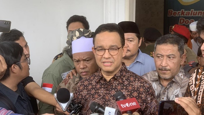 Mantan Gubernur DKI Jakarta, Anies Baswedan, hadir dalam acara Silaturahmi dan Perayaan Hari Raya Idul Adha bersama Masyarakat Peduli Jakarta di kawasan Pekayon, Jakarta Selatan. Bertemu warga, Anies menceritakan dirinya kerap ditanya mau sama siapa.