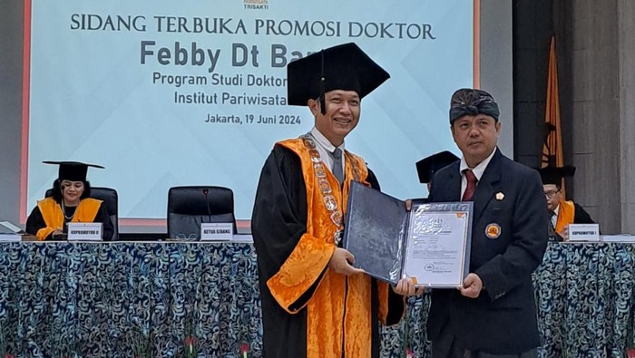 Anugerah Gelar Doktor Bidang Pariwisata Indonesia Febby Dt Bangso menerima gelar Doktor Pariwisata ke-10 di Program Studi Doktor Pariwisata, Institut Pariwisata Trisakti, Jakarta, Rabu (19/6/2024).