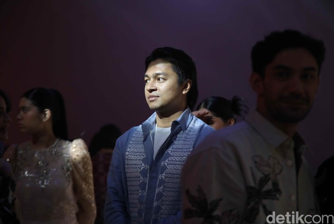 Deva Mahenra bersolek dengan kemeja biru. Kali ini, ia datang sendiri tanpa  (Foto: Dok. Pradita Utama/detikcom)