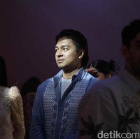 Deva Mahenra bersolek dengan kemeja biru. Kali ini, ia datang sendiri tanpa  (Foto: Dok. Pradita Utama/detikcom)