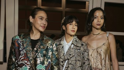 Foto: Adu Gaya Glamor Seleb di Fashion Show Biyan Spring-Summer 2025