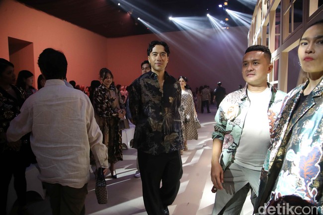 Penyanyi Vidi Aldiano tampil stylish dalam padanan oversized shirt motif bunga dan celana gelap.  (Foto: Dok. Pradita Utama/detikcom)