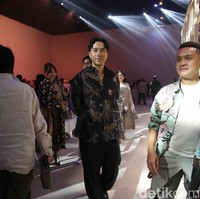 Penyanyi Vidi Aldiano tampil stylish dalam padanan oversized shirt motif bunga dan celana gelap.  (Foto: Dok. Pradita Utama/detikcom)