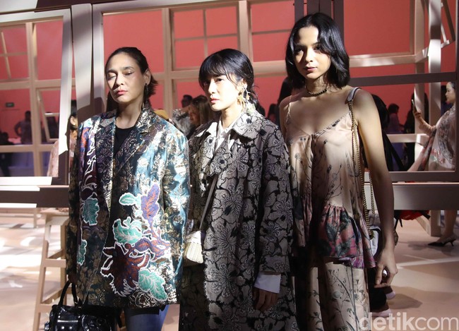 Trio Gadis Kretek berpose di hadapan fotografer selepas acara. Ine Febriyanti, Dian Sastrowardoyo, dan Putri Marino memberikan gaya terbaik mereka dalam balutan busana rancangan Biyan. (Foto: Dok. Pradita Utama/detikcom)