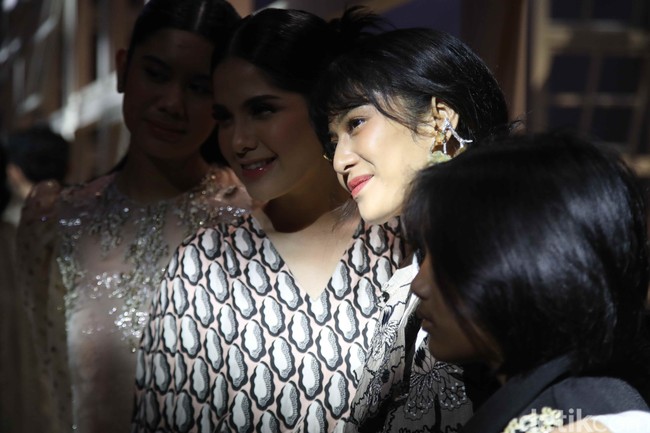 Peragaan Biyan juga menjadi momen bagi para selebriti untuk play-date bersama buah hati mereka. Dian dengan putrinya, Ishana Ariandra Nariratana Sutowo, sementara Annisa Yudhoyono datang bersama anak sematawayangnya, Almira. (Foto: Dok. Pradita Utama/detikcom)