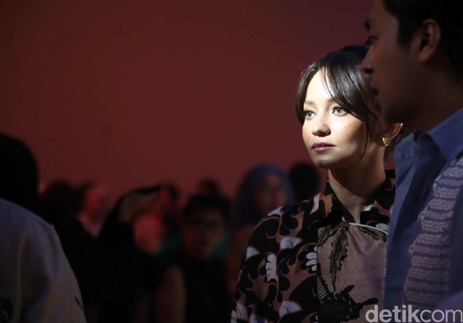 Enzy Storia yang sudah kembali dari AS menemani suaminya bertugas juga tak melewatkan perhelatan tersebut. (Foto: Dok. Pradita Utama/detikcom)