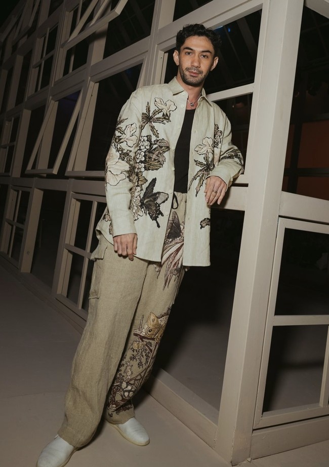 Busana bermotif floral juga menjadi andalan Reza Rahadian. Kemeja dengan kancing yang dibiarkan terbuka serta sepatu putih sederhana mengakomodasi gayanya yang cool.  (Foto: Dok. Biyan)