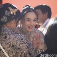 Chelsea Islan bersolek dalam balutan dress penuh motif floral khas Biyan. Senyuman manisnya juga menjadi aksesori andalan. (Foto: Dok. Pradita Utama/detikcom)