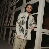 Busana bermotif floral juga menjadi andalan Reza Rahadian. Kemeja dengan kancing yang dibiarkan terbuka serta sepatu putih sederhana mengakomodasi gayanya yang cool.  (Foto: Dok. Biyan)