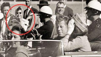 Babhuska Lady: Tidak ada pembunuhan presiden yang menghasilkan lebih banyak teori konspirasi selain John F. Kennedy. Dari orang-orang yang terlihat pada hari nahas itu, masih ada pertanyaan tentang sosok seorang wanita tua bertubuh kecil yang mengenakan syal di kepalanya. Hiasan kepala itu menghasilkan julukan Babhuska Ladu. Alasan dia diselimuti spekulasi adalah karena dia terlihat sedang merekam kejadian sore itu tetapi identitas dan filmnya tidak pernah ditemukan. Foto: Unwired