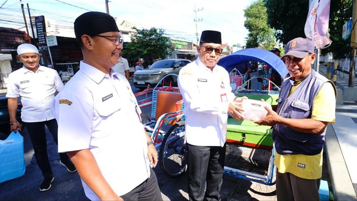 Bagi-bagi daging kurban dilakukan ASN Banyuwangi ke warga di sekitar lingkungan kantor pemkab.