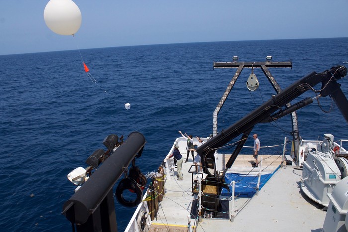 Balon cuaca ozononde dari buritan kapal penelitian Point Sur selama pelayaran Mei 2019.