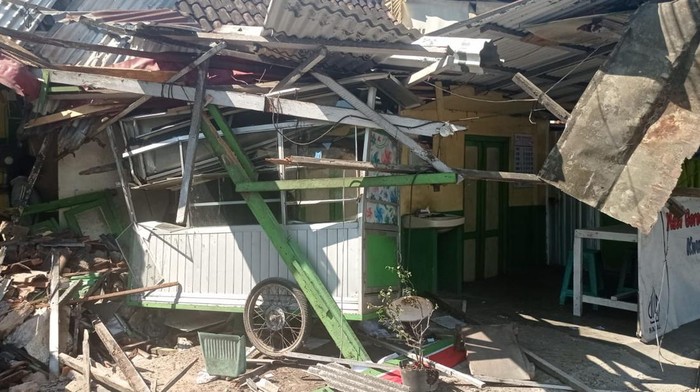 Bangunan yang rusak tertabrak truk molen di Kartasura, Sukoharjo, Rabu (19/6/2024).