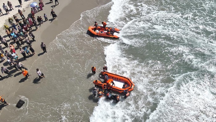 Basarnas Evakuasi Korban Tenggelam di Pantai Taipa Sultra Foto udara personel Basarnas mengevakuasi jenazah wisatawan yang tenggelam di Pantai Taipa, Kabupaten Konawe Utara, Sulawesi Tenggara, Rabu (19/6/2024). Basarnas Kendari berhasil menemukan dua orang korban dalam kondisi meninggal yang hilang tenggelam terseret ombak pada Minggu (17/6) saat berwisata di Pantai Taipa. ANTARA FOTO/Jojon/rwa.