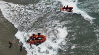 Amiruddin mengungkapkan kedua korban dan rekannya datang ke Pantai Taipa Senin (17/6) sekitar pukul 10.00 Wita pagi. Ia menuturkan kedua korban terseret ombak saat berenang sekitar pukul 16.12 Wita.