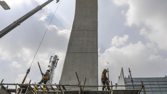 Begini Progres Pembangunan LRT Velodrome-Manggarai Sejumlah pekerja menyelesaikan proyek pembangunan jalur kereta ringan atau Light Rail Transit (LRT) Jakarta fase 1B rute Velodrome-Manggarai di kawasan Manggarai, Jakarta, Rabu (19/6/2024). Pembangunan LRT Jakarta Fase 1B dengan rute sepanjang 6,4 kilometer yang menghubungkan lima stasiun yaitu Stasiun Pemuda Rawamangun, Stasiun Pramuka BPKP, Stasiun Pasar Pramuka, Stasiun Matraman dan Stasiun Manggarai telah mencapai tahap pemasangan girder penopang jalur perlintasan atas. ANTARA FOTO/Galih Pradipta/rwa.