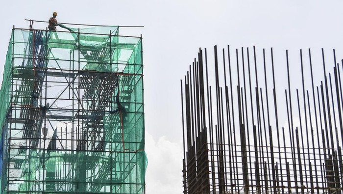 Begini Progres Pembangunan LRT Velodrome-Manggarai Sejumlah pekerja menyelesaikan proyek pembangunan jalur kereta ringan atau Light Rail Transit (LRT) Jakarta fase 1B rute Velodrome-Manggarai di kawasan Manggarai, Jakarta, Rabu (19/6/2024). Pembangunan LRT Jakarta Fase 1B dengan rute sepanjang 6,4 kilometer yang menghubungkan lima stasiun yaitu Stasiun Pemuda Rawamangun, Stasiun Pramuka BPKP, Stasiun Pasar Pramuka, Stasiun Matraman dan Stasiun Manggarai telah mencapai tahap pemasangan girder penopang jalur perlintasan atas. ANTARA FOTO/Galih Pradipta/rwa.