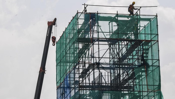 Begini Progres Pembangunan LRT Velodrome-Manggarai Sejumlah pekerja menyelesaikan proyek pembangunan jalur kereta ringan atau Light Rail Transit (LRT) Jakarta fase 1B rute Velodrome-Manggarai di kawasan Manggarai, Jakarta, Rabu (19/6/2024). Pembangunan LRT Jakarta Fase 1B dengan rute sepanjang 6,4 kilometer yang menghubungkan lima stasiun yaitu Stasiun Pemuda Rawamangun, Stasiun Pramuka BPKP, Stasiun Pasar Pramuka, Stasiun Matraman dan Stasiun Manggarai telah mencapai tahap pemasangan girder penopang jalur perlintasan atas. ANTARA FOTO/Galih Pradipta/rwa.