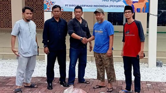 Hari Raya Idul Adha diperingati dengan semangat berbagi daging kurban. Seperti warga Cilincing yang mendapat daging kurban dari sejumlah instansi.