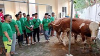 PT Biro Klasifikasi Indonesia (BKI) menyembelih hewan kurban di kantor PT BKI, Jakarta, pada Selasa (18/6). Tahun ini BKI berkurban sebanyak 4 ekor sapi dan 5 ekor kambing. Daging-daging kurban selanjutnya dibagikan kepada warga sekitar PT BKI, Masjid dan Pondok Pesantren.  