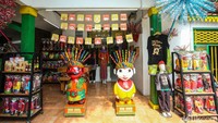 Mulai dari boneka Ondel-ondel mini berukuran 30 cm, bando, gantungan kunci, topeng, mainan kayu tradisional, hingga alat makan jadul.