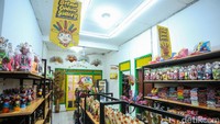 Berbagai jenis makanan dan minuman khas Betawi juga bisa ditemukan di sini, seperti bir pletok, kembang goyang, biji ketapang, dodol dan lain-lain.