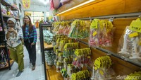 Harganya pun murah meriah, mulai dari Rp 15 ribu sampai dengan Rp 35 ribu sesuai dengan berat per kemasannya. Kemasan dari oleh-oleh makanan di sana dibuat menarik sehingga cocok untuk dijadikan buah tangan atau hampers.