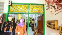 Tak hanya itu, di Betawi Online Galeri traveler juga bisa membeli printilan dari pakaian adat Betawi. Mulai dari Kebaya encim, kain batik betawi, cukin, hingga pangsi ada di sini.