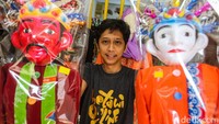 Sebagai pusat oleh-oleh Jakarta, Ondel-ondel jadi salah satu yang tak boleh terlewatkan. Betawi Online Gallery juga memproduksi sendiri berbagai jenis dan ukuran Ondel-ondel.