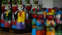 Pembeli juga bisa request tinggi, mimik muka, ataupun pakaian yang dipakai Ondel-ondel di sini. Berkat kualitas tinggi yang dihasilkannya, Ondel-ondel dari Betawi Online Gallery telah berhasil menembus pasar internasional.
