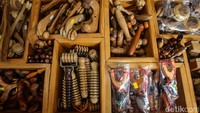 Tak perlu khawatir Betawi Online Gallery menyediakan berbagai pilihan pembayaran yang memudahkan para pengunjung, seperti tunai, Qris, ataupun debit. Toko itu juga menyediakan layanan online shopping bagi Anda yang ingin berbelanja tanpa harus datang ke toko. Traveler dapat mengunjungi akun marketplace Betawi Online Gallery untuk melihat-lihat produk dan melakukan pemesanan.