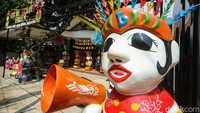 Toko oleh-oleh Betawi Online Gallery berada di Jalan Setu Babakan No.41, Srengseng Sawah, Jagakarsa, Jakarta Selatan. Terdapat 650 macam oleh-oleh khas Betawi di sini. Sebanyak 50 di antaranya merupakan produksi Betawi Online Gallery.