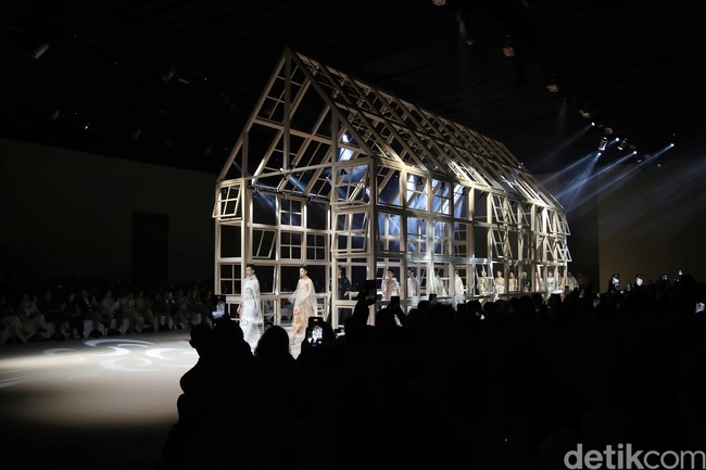 Inilah koleksi Biyan Spring/Summer 2025 yang ditampilkan di Hotel InterContinental, Pondok Indah, Jakarta. Biyan memilih Fleur sebagai tajuk presentasinya. Fleur, yang dalam bahasa Prancis berarti bunga. Foto: Pradipta Utama/detikcom.