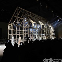 Inilah koleksi Biyan Spring/Summer 2025 yang ditampilkan di Hotel InterContinental, Pondok Indah, Jakarta. Biyan memilih Fleur sebagai tajuk presentasinya. Fleur, yang dalam bahasa Prancis berarti bunga. Foto: Pradipta Utama/detikcom.