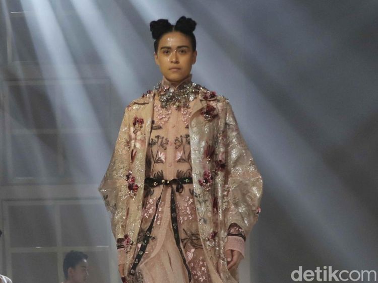 Foto Koleksi Biyan Spring/Summer 2025, Busana Terinspirasi Keindahan Bunga