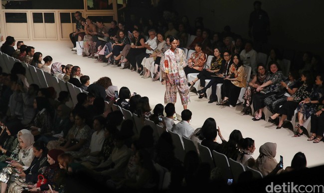 Inilah koleksi Biyan Spring/Summer 2025 yang ditampilkan di Hotel InterContinental, Pondok Indah, Jakarta. Biyan memilih Fleur sebagai tajuk presentasinya. Fleur, yang dalam bahasa Prancis berarti bunga.  Foto: Pradipta Utama/detikcom.