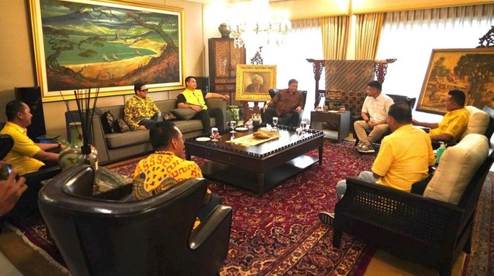 Bobby dan Airlangga duduk bersama di ruangan sebelum menyerahkan rekomendasi Partai Golkar ke Bobby di Pilgub Sumut (Foto: Dok. Instagram @bobbynst)