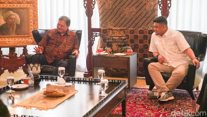 Bobby duduk di sebelah Airlangga (dok istimewa)