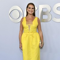 Brooke Shields tampil serba kuning terang saat menghadiri acara penghargaan Tony Awards 2024 pada Minggu (16/6/2024).  Foto: Evan Agostini/AP