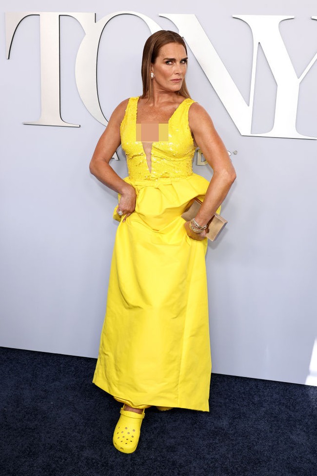 Aktris 59 tahun ini memadukan gaun Monique Lhullier dengan sepatu clog yang sempat populer dengan sebutan ‘ugly shoes’, Crocs. Foto: Jamie McCarthy/Getty Images