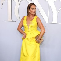 Aktris 59 tahun ini memadukan gaun Monique Lhullier dengan sepatu clog yang sempat populer dengan sebutan ‘ugly shoes’, Crocs. Foto: Jamie McCarthy/Getty Images