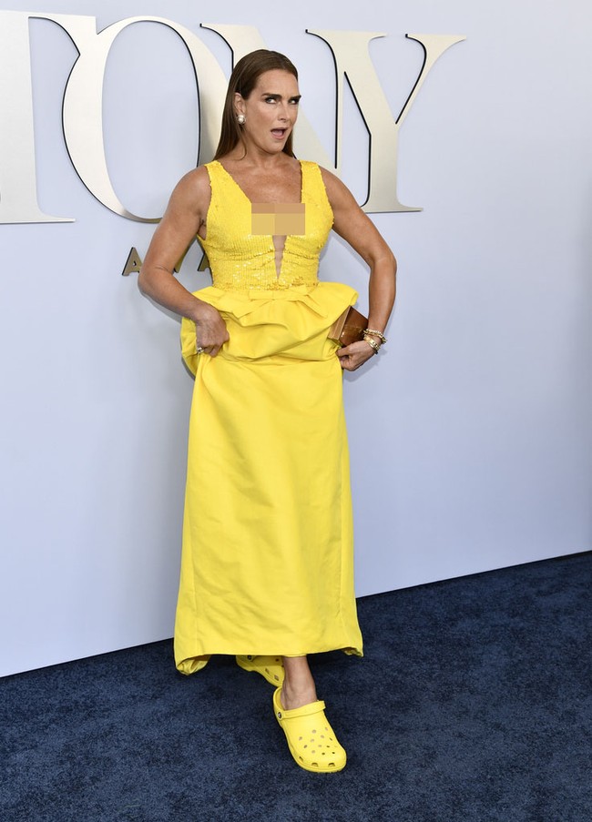 Mantan istri petenis Andre Agassi ini tampak memamerkan sepatu nyaman itu di hadapan para pewarta foto. Foto: Evan Agostini/AP