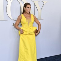 Mantan istri petenis Andre Agassi ini tampak memamerkan sepatu nyaman itu di hadapan para pewarta foto. Foto: Evan Agostini/AP