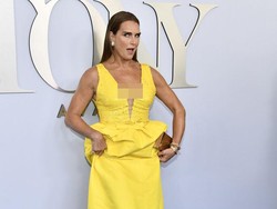 7 Gaya Brooke Shields di Red Carpet Tony Awards, Pakai Ugly Shoes Crocs