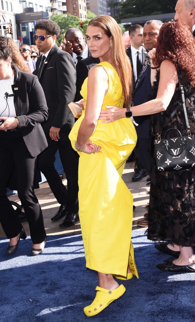 Dia baru saja menjalani operasi di kedua ibu jari kakinya, sehingga sepasang sepatu Crocs adalah opsi yang aman dan nyaman untuknya. Foto: Patricia Schlein/Getty Images