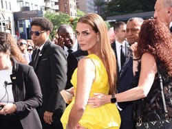 Putri Brooke Shields Pakai Gaun Pengantin Bekas Ibunya ke Pesta Kelulusan