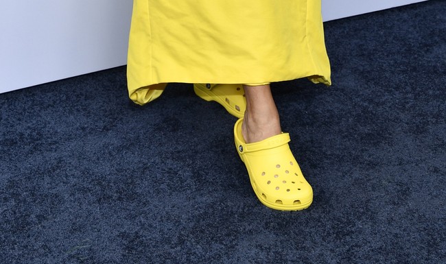 Ada alasan kenapa aktris yang populer lewat serial ‘Suddenly Susan’ ini memakai Crocs alih-alih high heels. Foto: Evan Agostini/AP
